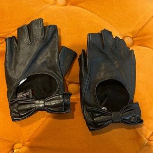 Gloves by Carolina Amato